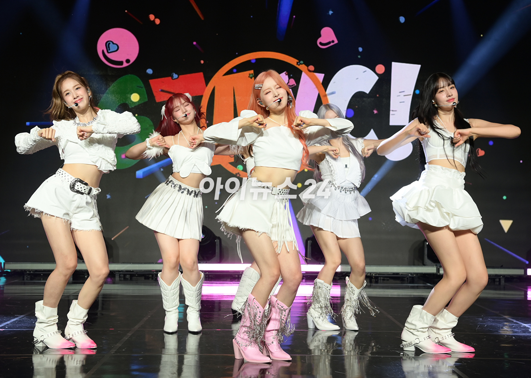 그룹 스테이씨가 16일 오후 서울 강남구 청담동 일지아트홀에서 진행된 스테이씨(STAYC) 세 번째 미니 앨범 '틴프레시(TEENFRESH)' 발매 기념 쇼케이스에 참석하고 있다. [사진=정소희 기자]