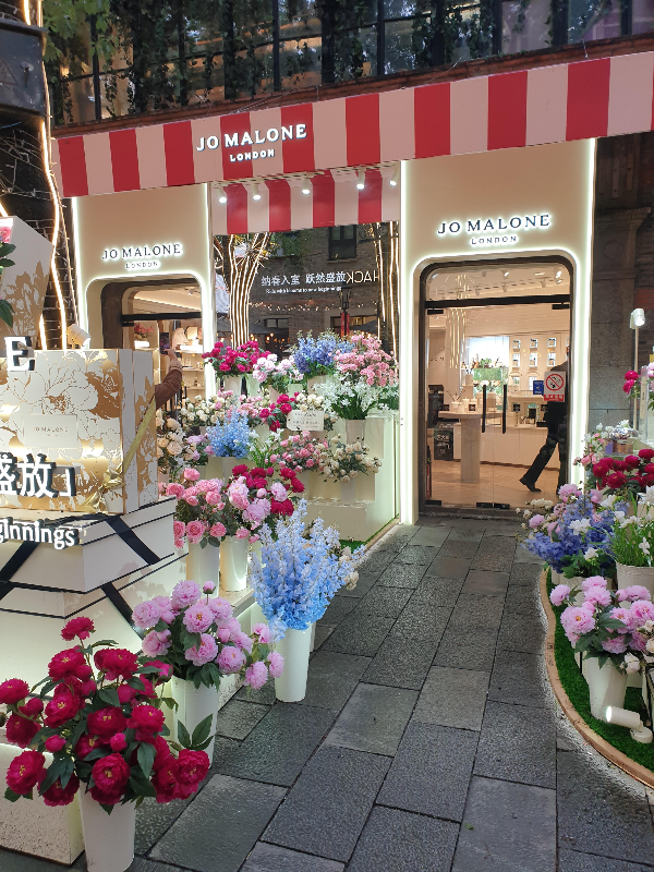 신천지에 있는 조말론 매장. 매장 앞 꽃과 기프트 박스가 조말론을 잘 나타낸다.