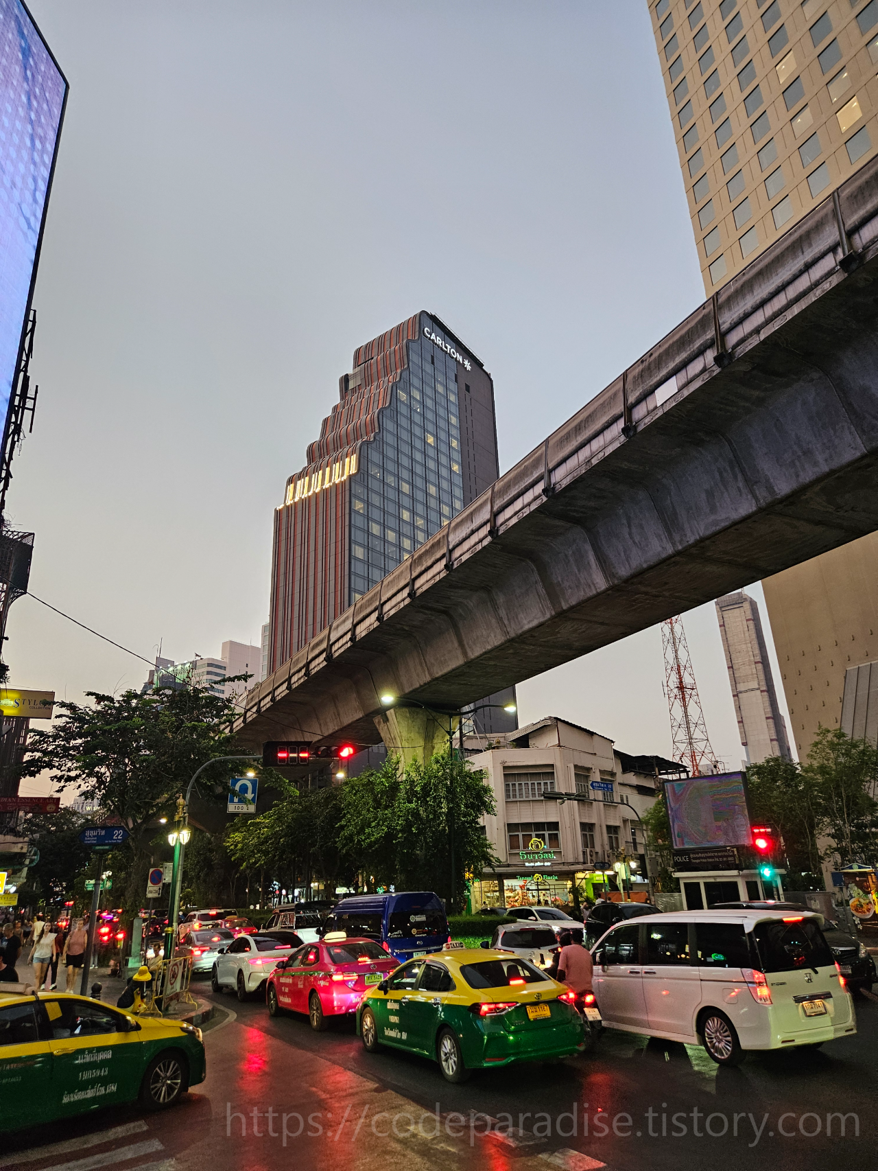 ํธํ
์ฌ์ง