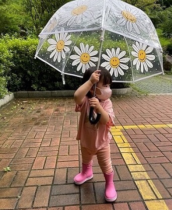 드디어 장화를 신고 야외에 나간 아기 사진입니다.