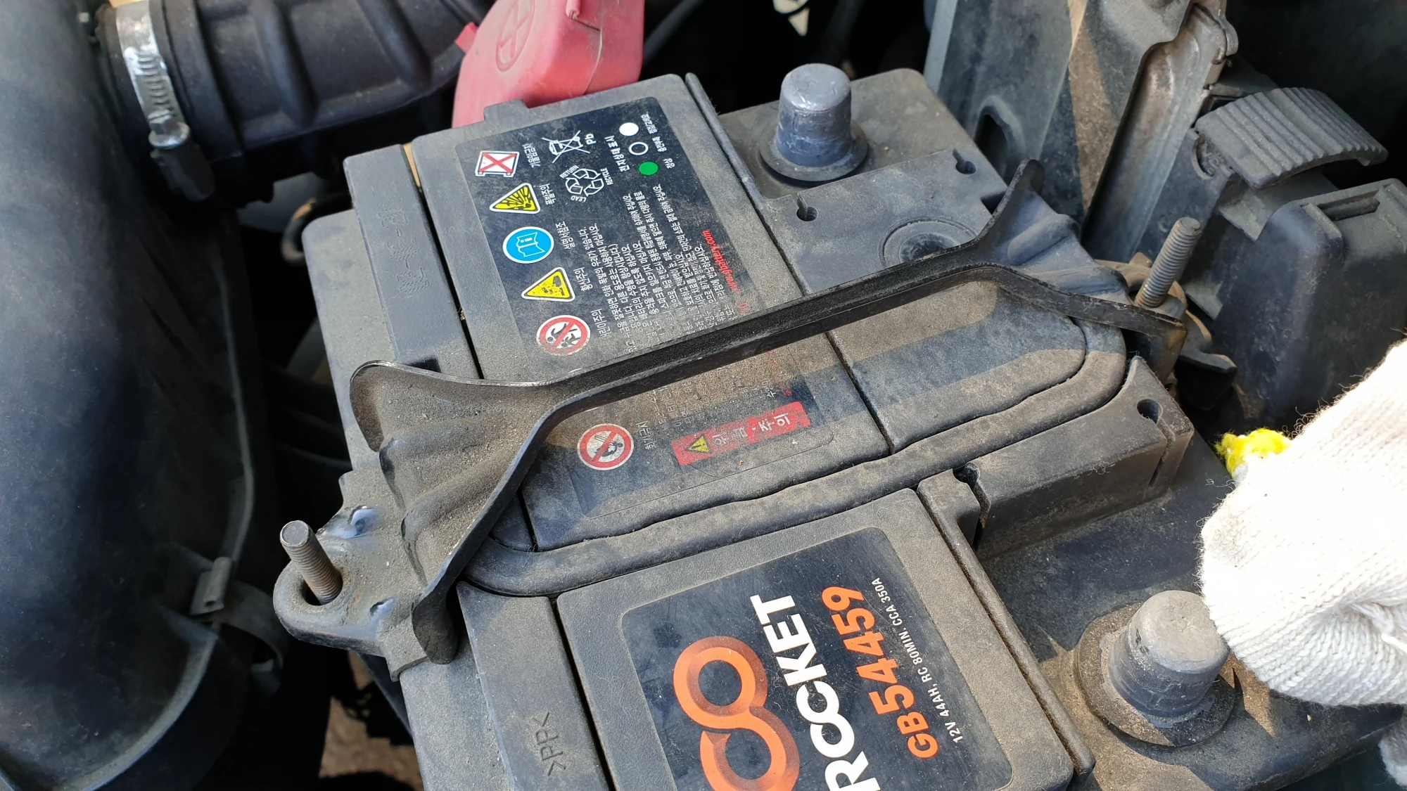 배터리 고정 너트 푼 모습