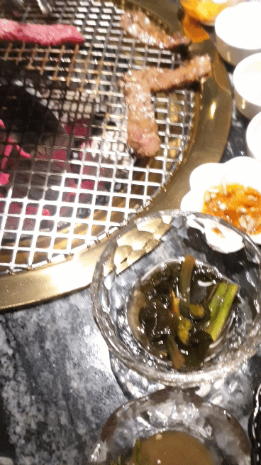 고기-굽는-손