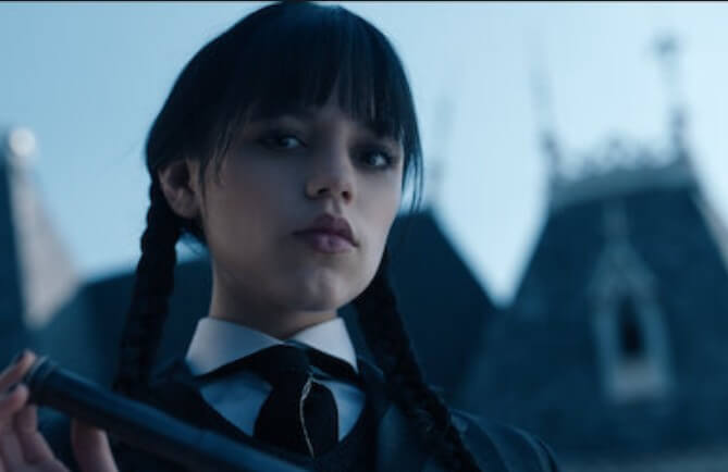 웬즈데이가 아래를 쳐다보는 모습