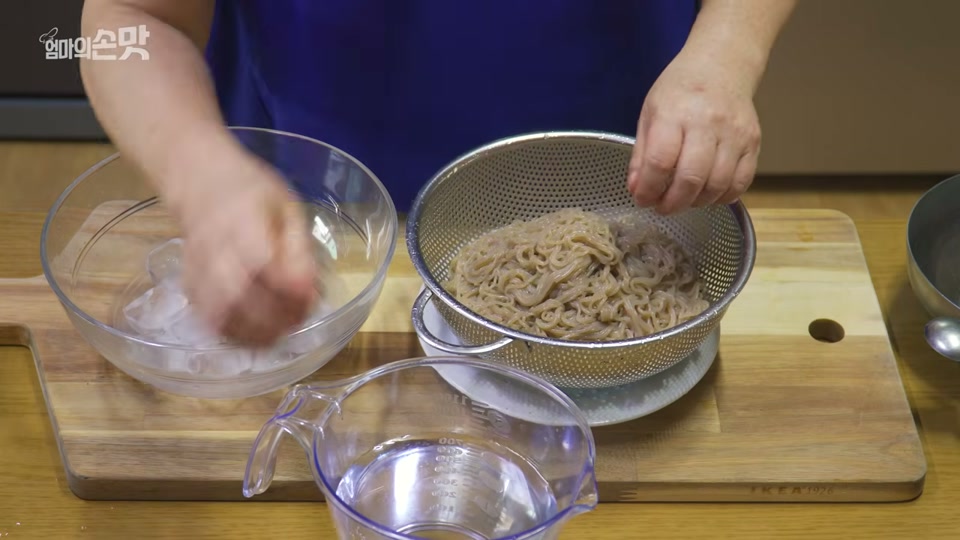 삶은 면을 얼음물에 헹구는 장면