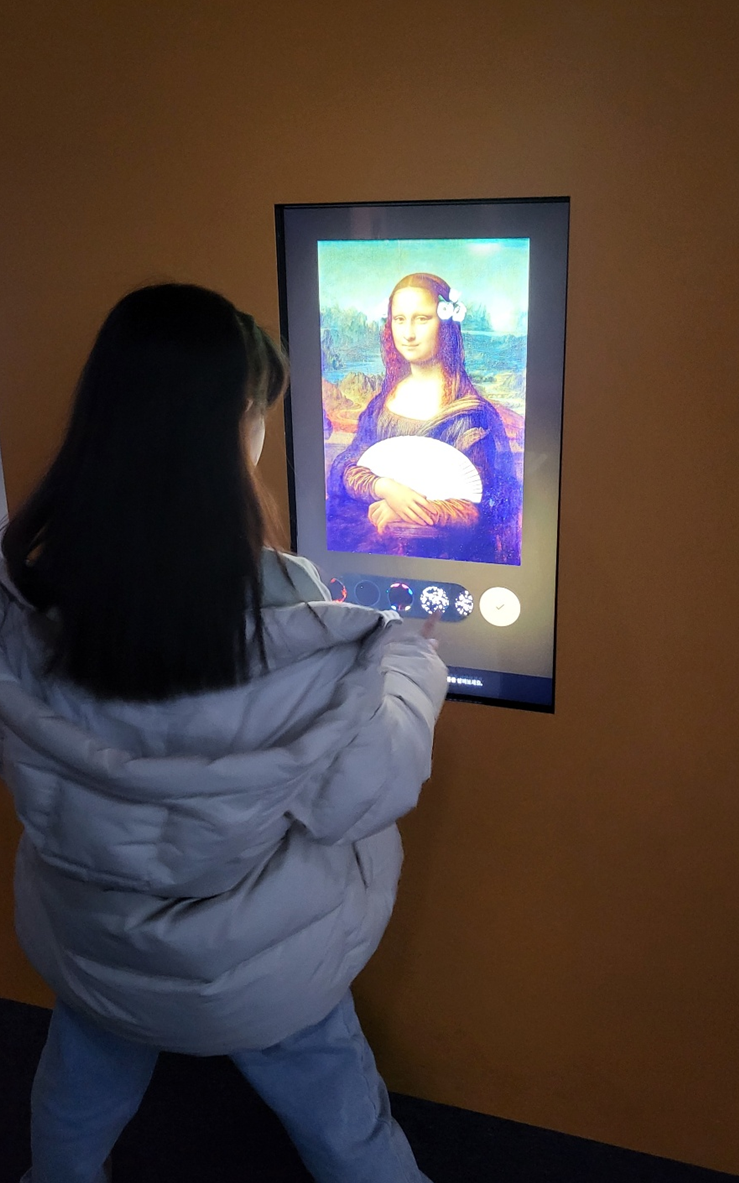 어린이가 모나리자 미디어 체험을 하고 있다
