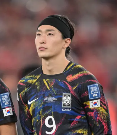 태국전-
검은바탕 빨강과 파랑이 섞인 국가대표 유니폼을 입고 뒷짐지고 서있는 조규성 선수