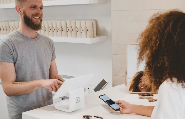 고객과-직원간의-소통과-상호작용을-나타내는-이미지