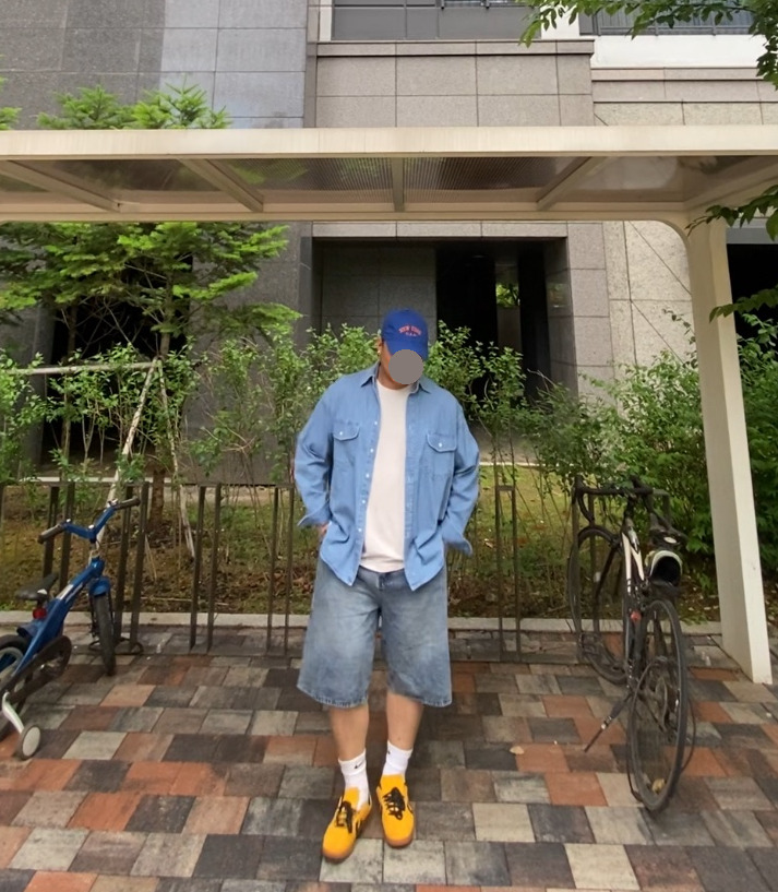 데일리룩('26. 5. 23.)윅 NEW YORK 빈티지 볼캡, 레테르코모 데님셔츠, 쿨탠다드 티셔츠, 디미트리블랙 버뮤다 데님 팬츠, 나이키 삭스, 컨버스 올스타 클래식 트레이너