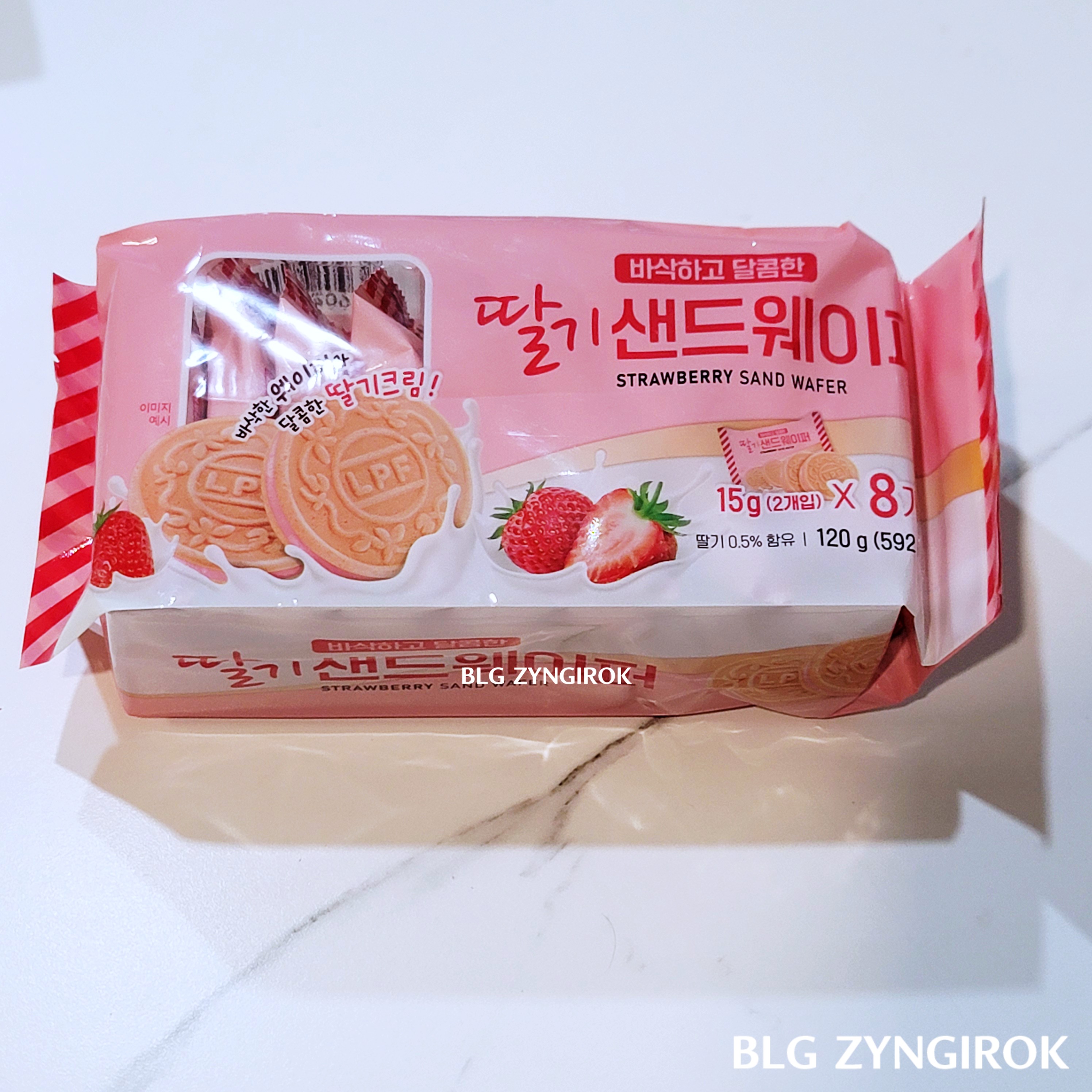 딸기 샌드웨이퍼가 테이블 위에 놓여있다.