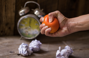 쥐어뜯기는 공-사진