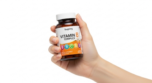 비타민B 영양제를 손에 들고 있는 모습