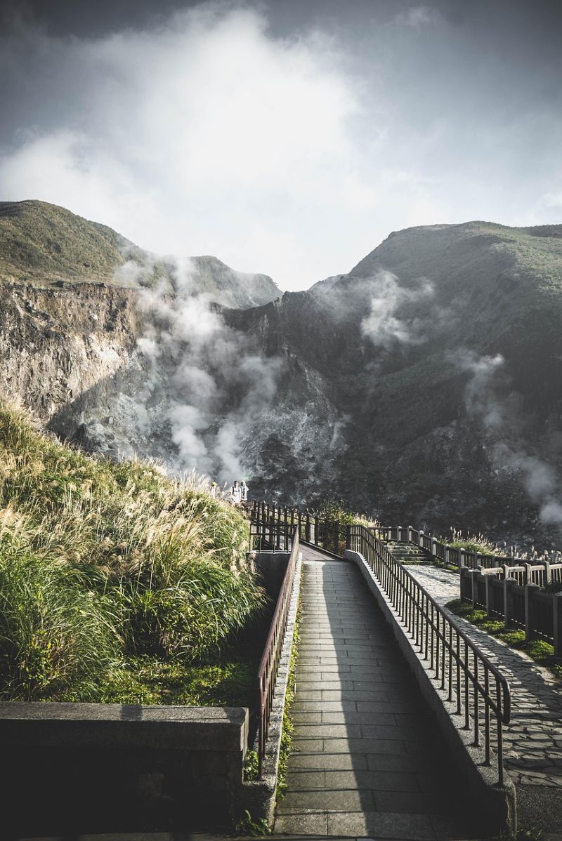양명산 국립공원 샤오유컹의 화산 지형과 수증기가 어우러진 이색적인 풍경