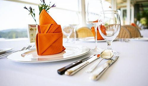 동서양 테이블 매너에서 식사 전 인사의 차이와 의미