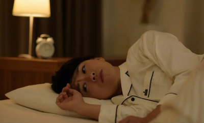 옆으로 자는 여성