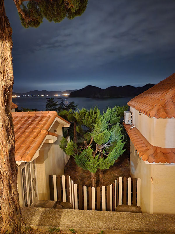 밤의-아크로-펜션과-바다