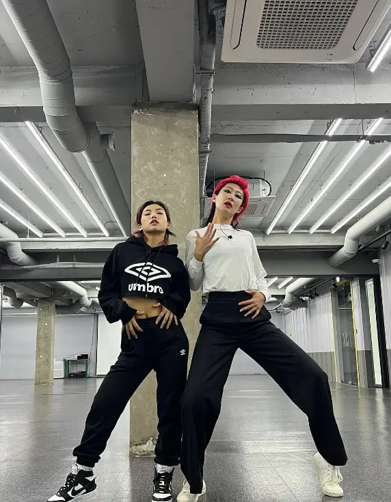 솔로지옥3-
검정색 상하 긴팔긴바지를 입은 댄서옆 빨강머리 흰색 긴팔티 검은 긴 바지를 입은 홍진경