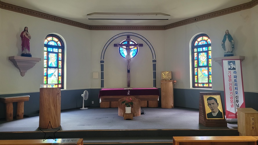 묵호성당 성전 안 십자고상, 감실, 제대, 제단, 스테인드글라스 사진