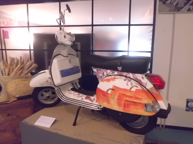 이탈리아 폰테데라 피아지오 박물관 주황색 베스파