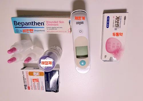기내 반입 규정을 위한 브라운 체온계 건전지 분리 및 아이 비상약 준비