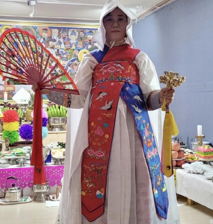 천상선녀 부채들고 굿 하는 모습
