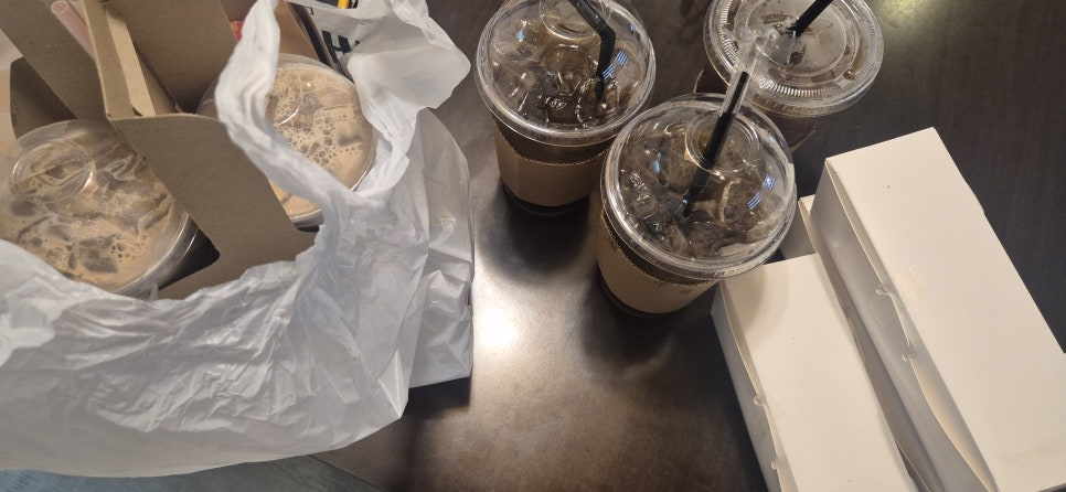 커피들과 핫도그 사진