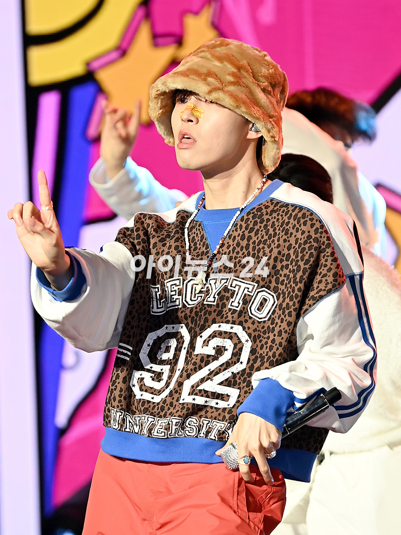 가수 김재환이 20일 오후 서울 강남구 일지아트홀에서 열린 여섯 번째 미니앨범 'J.A.M(잼) 발매 기념 미디어 쇼케이스에서 포토타임을 갖고 있다. [사진=곽영래 기자]