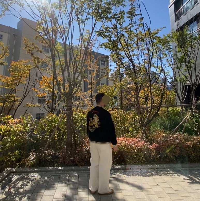 데일리룩('25. 10. 27.)논스탁 리버시블 스카잔 자켓 브론슨 그린 SUKAJAN 호시히메, 무신사스탠다드 티셔츠, 무신사스탠다드 와이드 크림 데님 팬츠, 스텔라레알레 컨버스