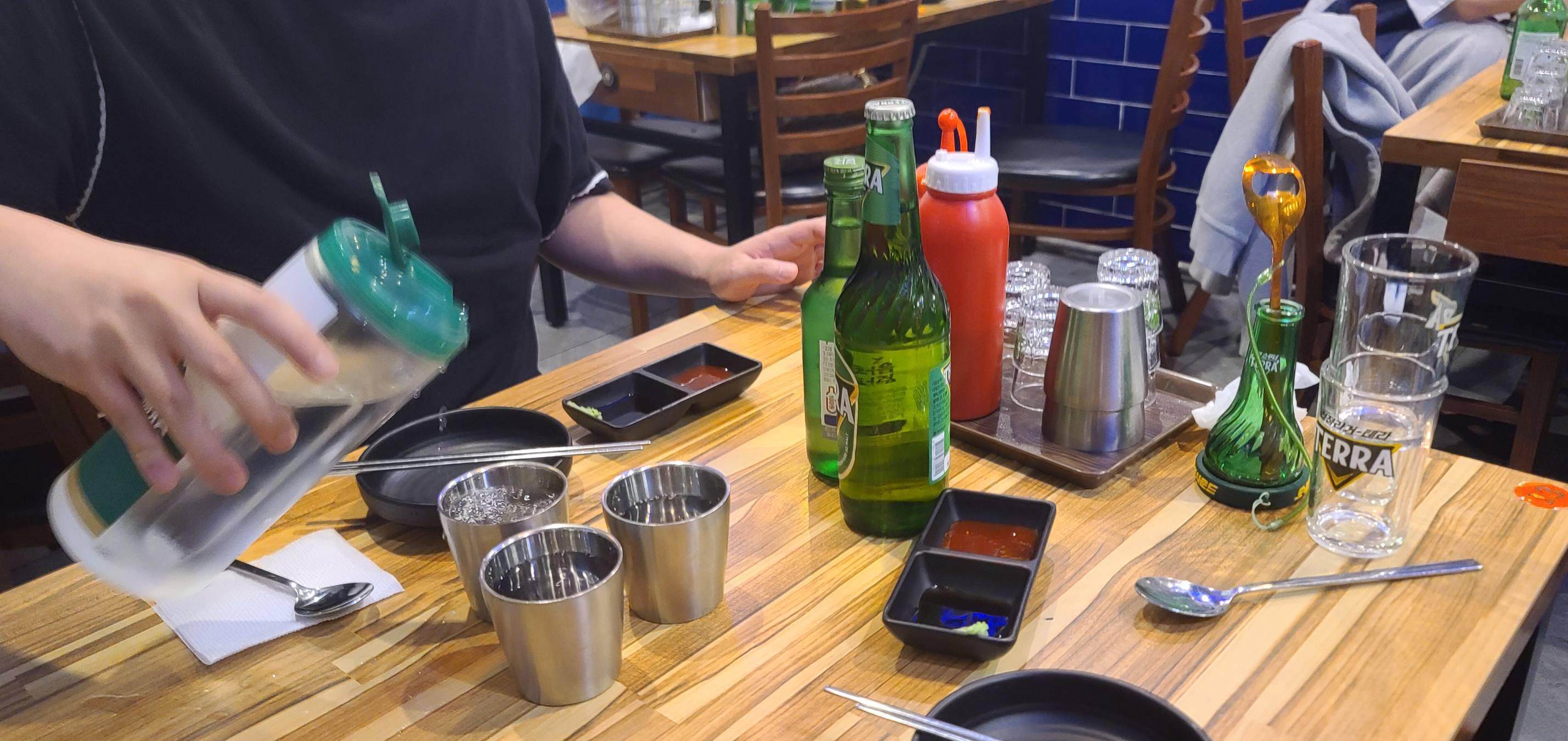 낚시꾼 김춘복의 도시어부 송도점 인천맛집 송도맛집 외부 활어회전문점 내부 수산문제작소 소주 맥주