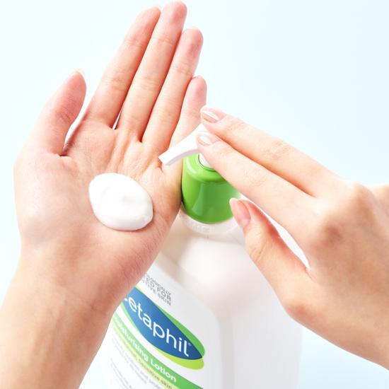 바디로션을 손에 짜고 있는 사진