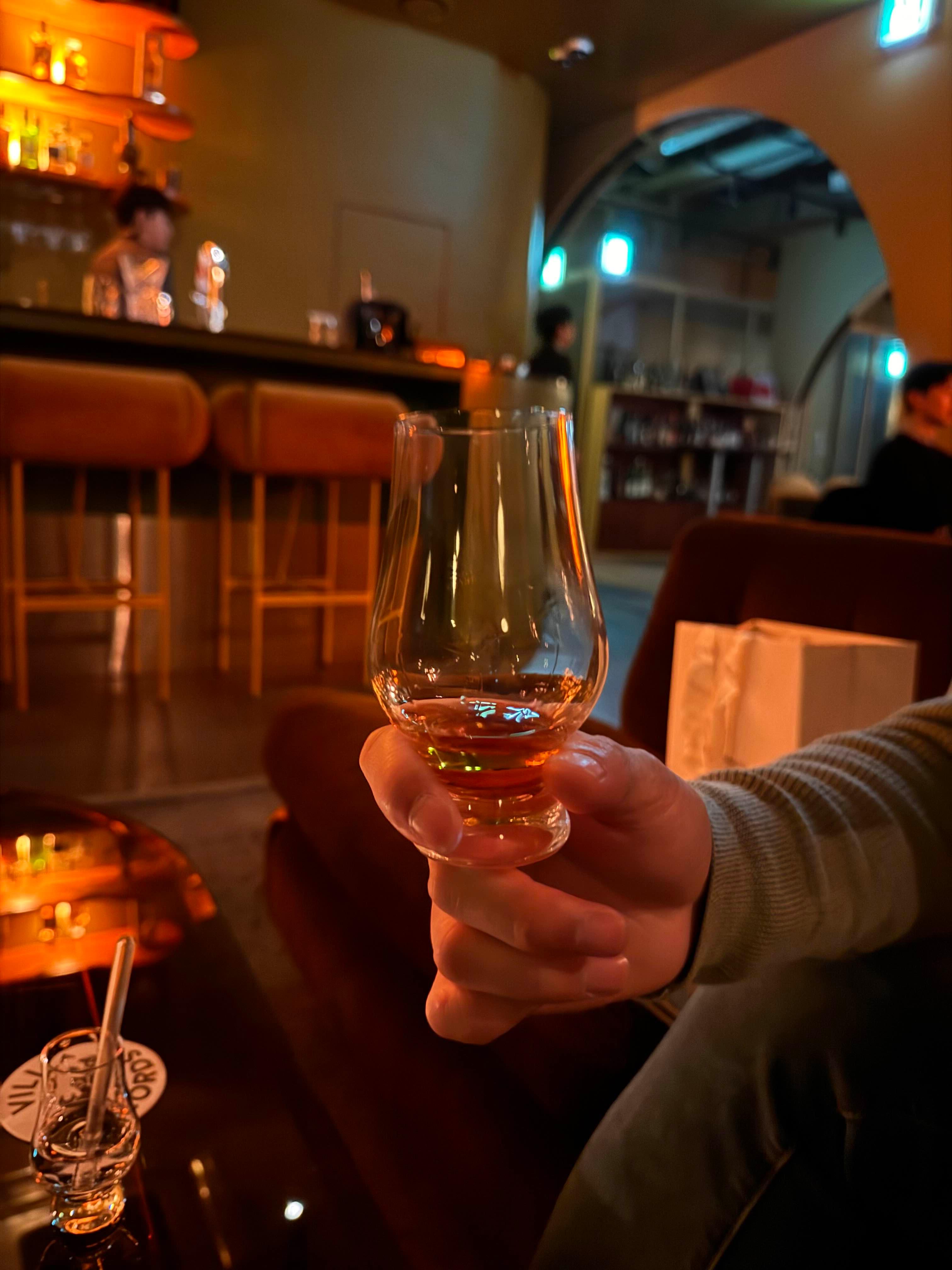 2026 인디언웰스 16강전의 여운을 즐기는 분위기 좋은 바(bar) 에서의 위스키 한 잔
