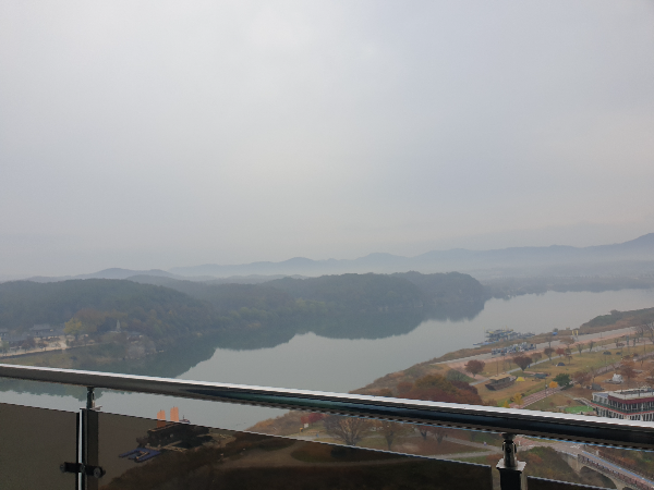 호텔 응접실에서 바라본 리버뷰. 날씨가 약간 흐려 아쉽다.