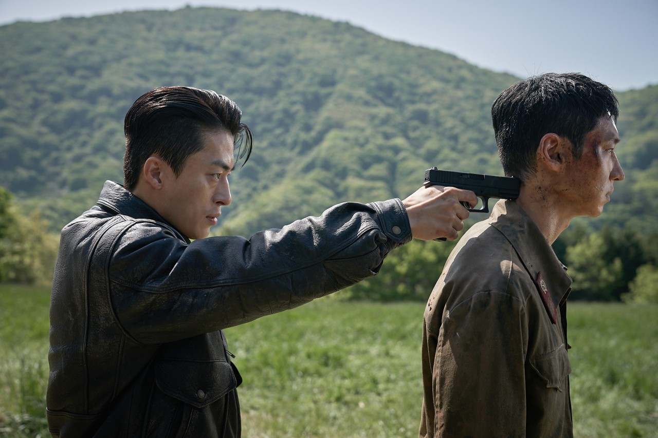 영화 탈주 스틸컷 이제훈 구교환