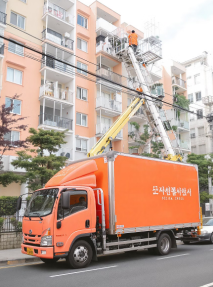 이사 작업 중인 사다리차