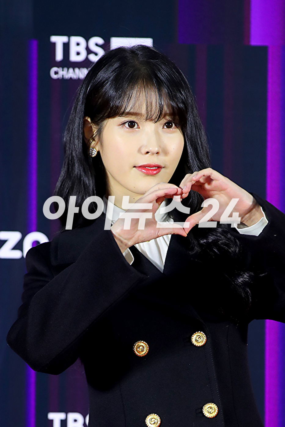 가수 아이유가 8일 오후 서울 고척 스카이돔에서 진행된 '36회 골든디스크 어워즈' 레드카펫 행사에 MC로 참석해 포즈를 취하고 있다. [사진=골든디스크 어워즈 사무국]