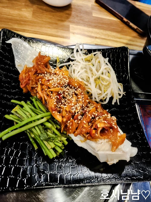 하남 920숙성회 가오리찜 - 매콤한 양념과 콩나물&amp;#44; 미나리가 곁들여진 인기 스끼다시 메뉴