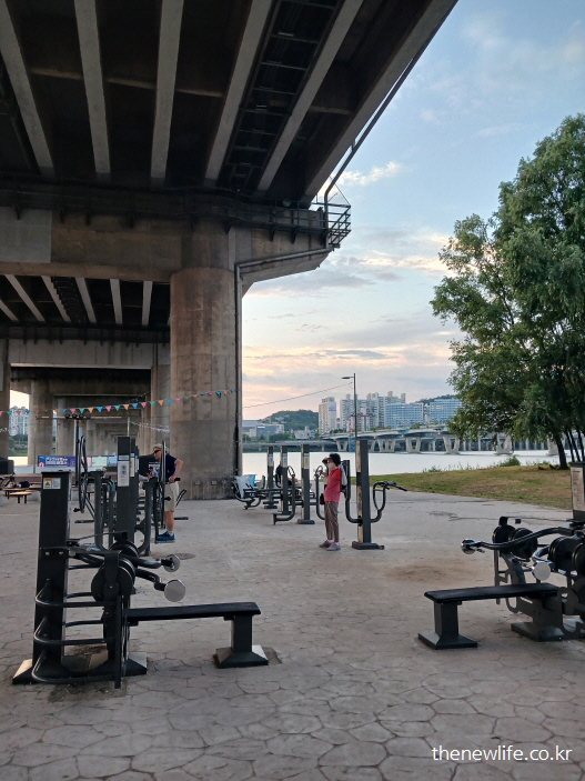 Outdoor lower-body exercises under the bridge to support an easy way to lose weight