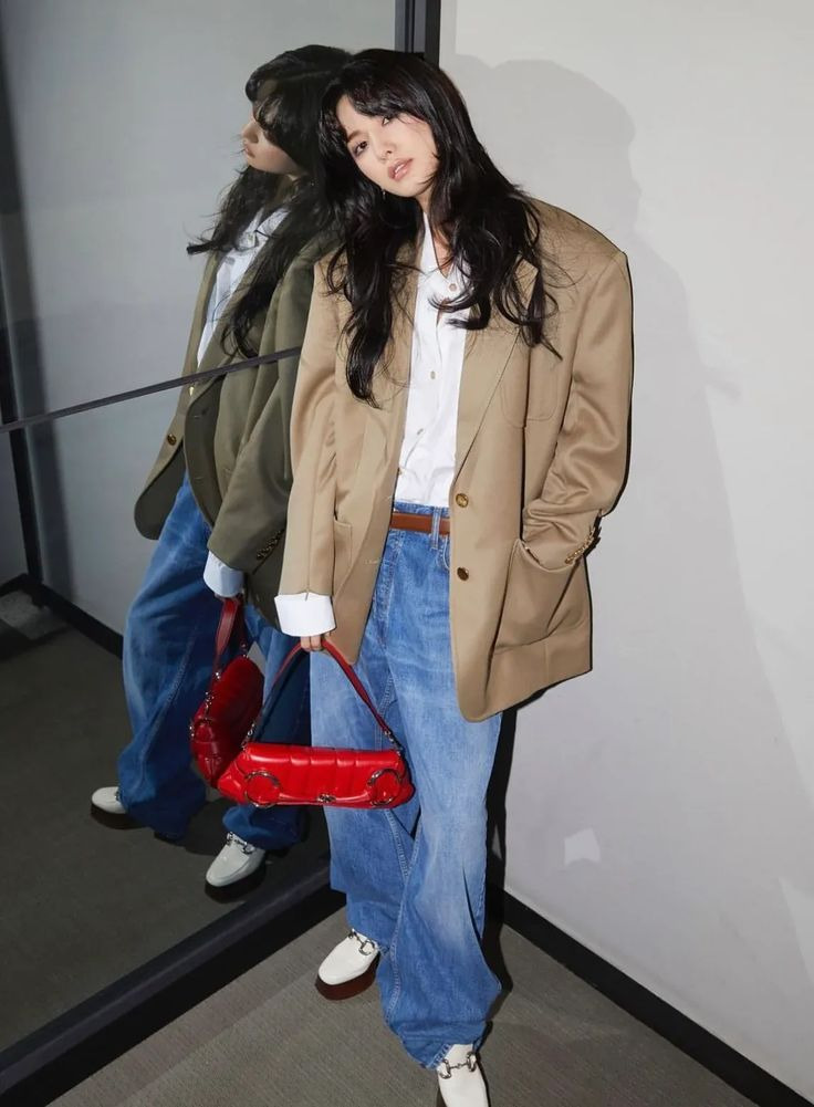 테일러드 재킷을 착용한 여배우의 사진