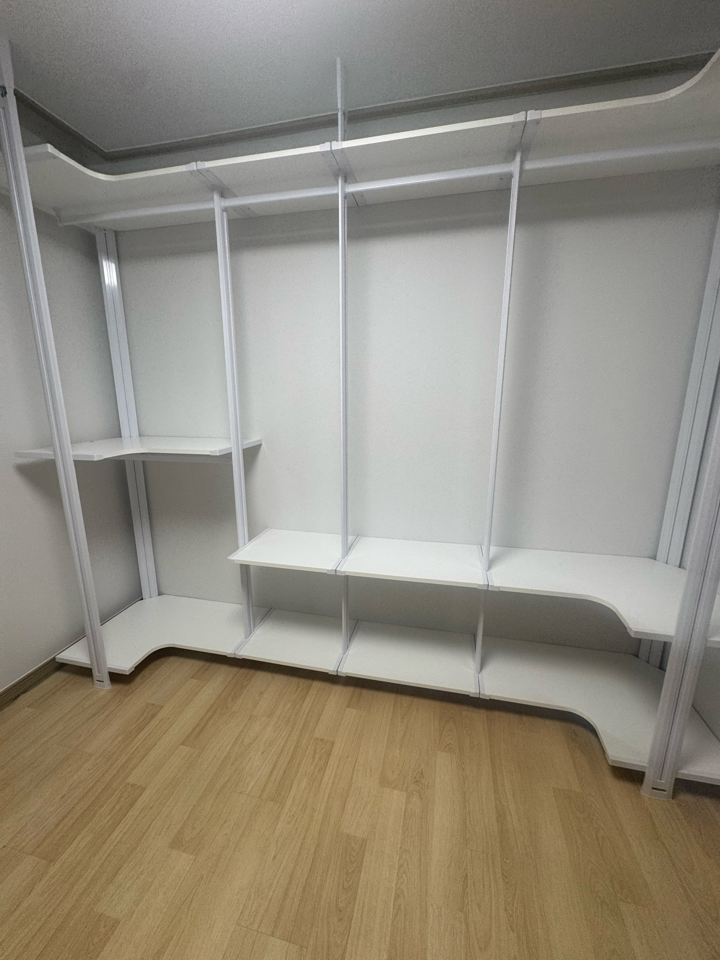 완성된 한쪽의 드레스룸 시스템장