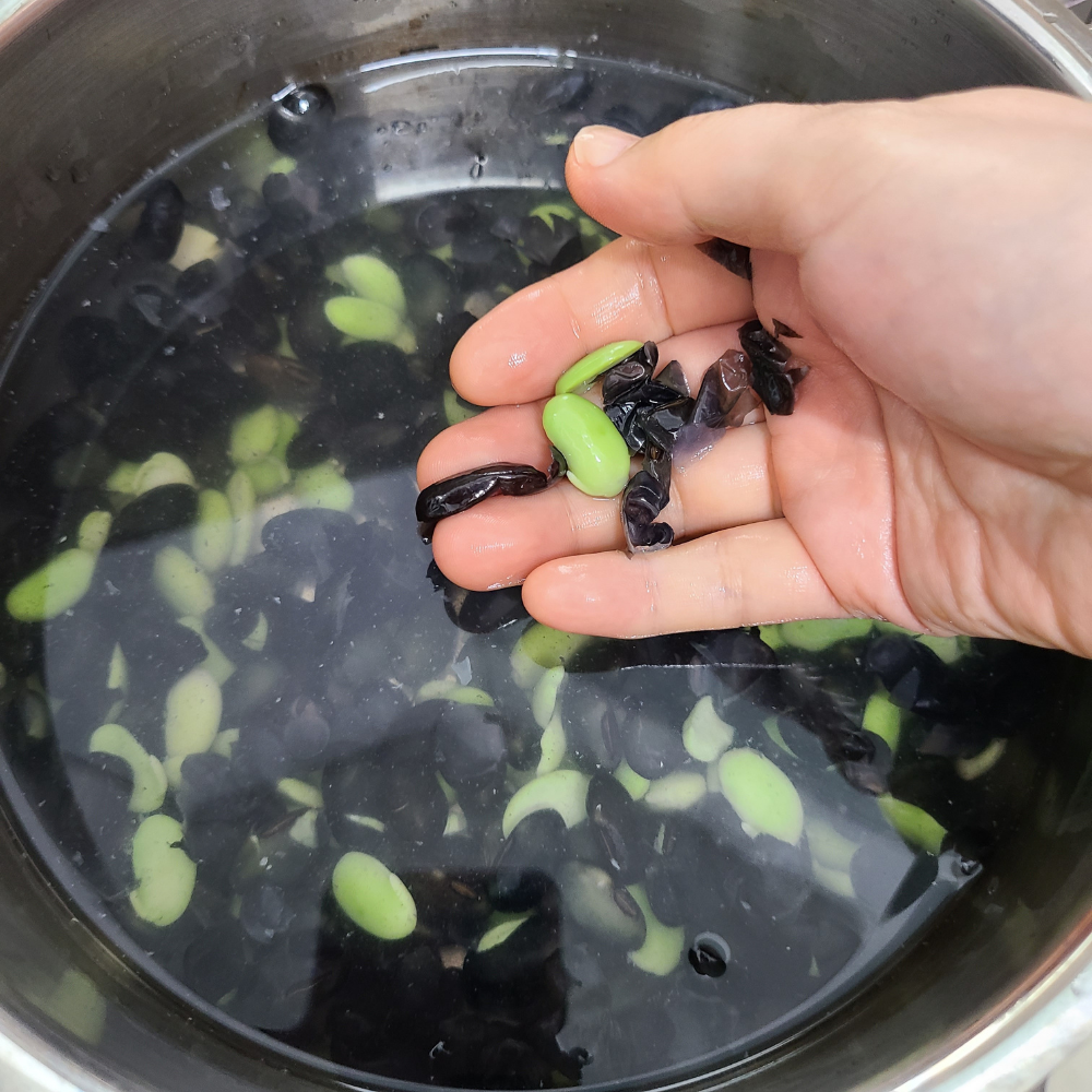 껍질이 벗겨진 서리태의 초록색 속이 드러난 모습