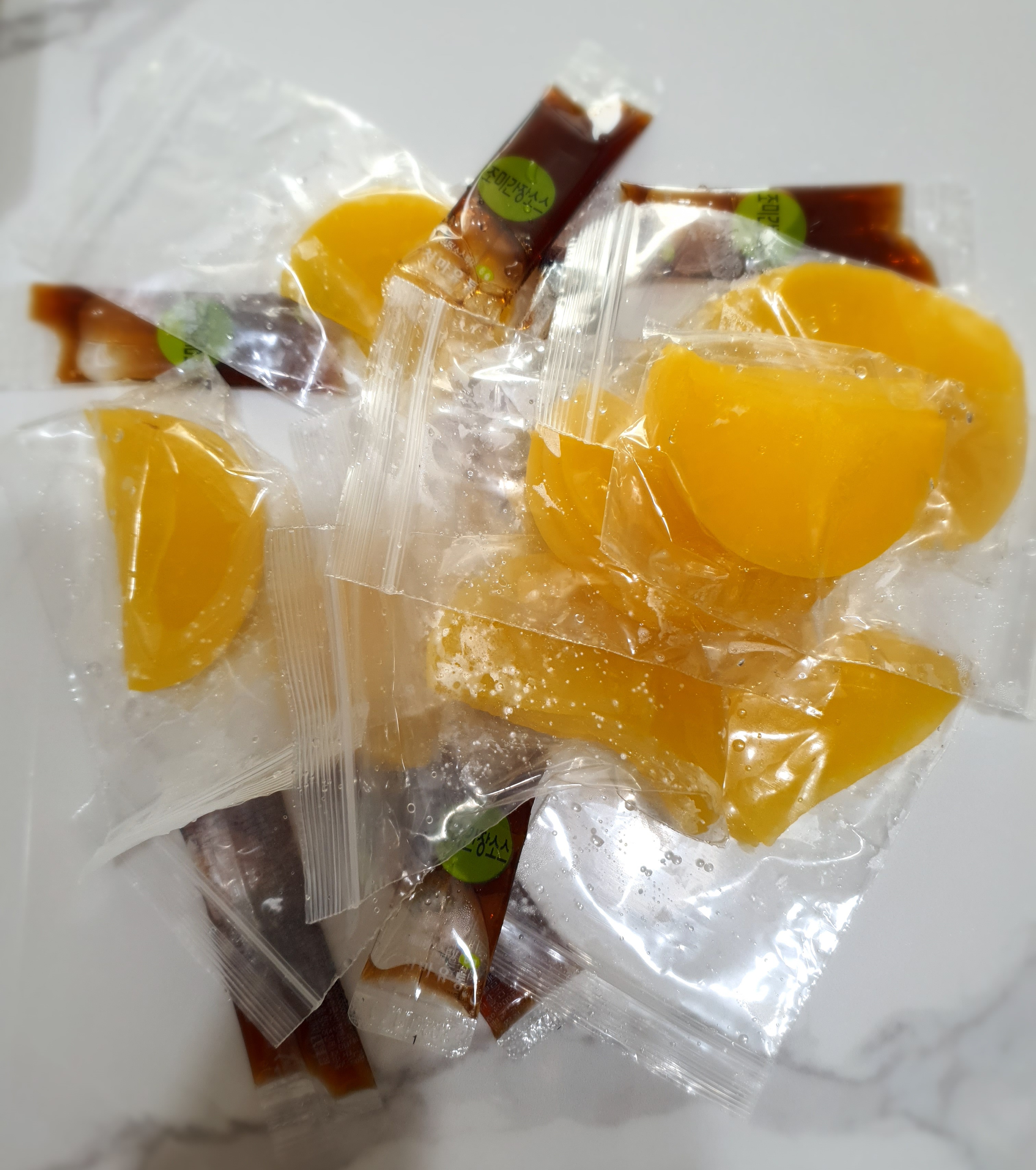 단무지와-간장을-줍니다.