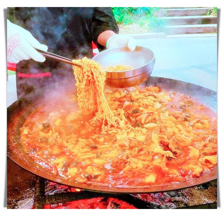 생방송투데이-제-242회-초대형-솥뚜껑-닭볶음탕-가평-유명산-맛집-위치