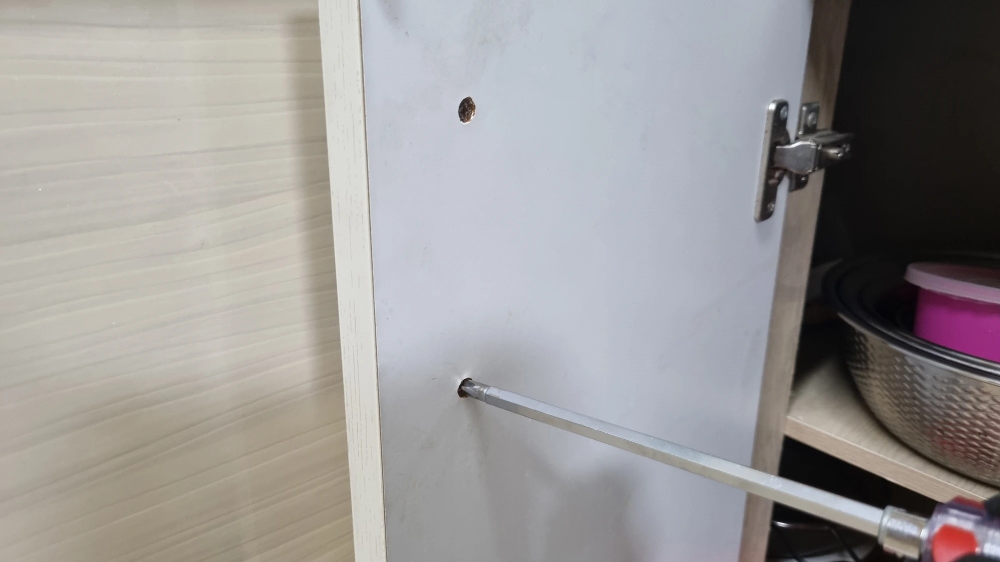 손잡이 고정 볼트 푸는 모습