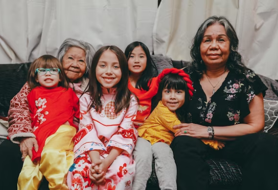 직계존비속인-할머니-어머니-자식들이-함께-가족사진을-찍고-있다