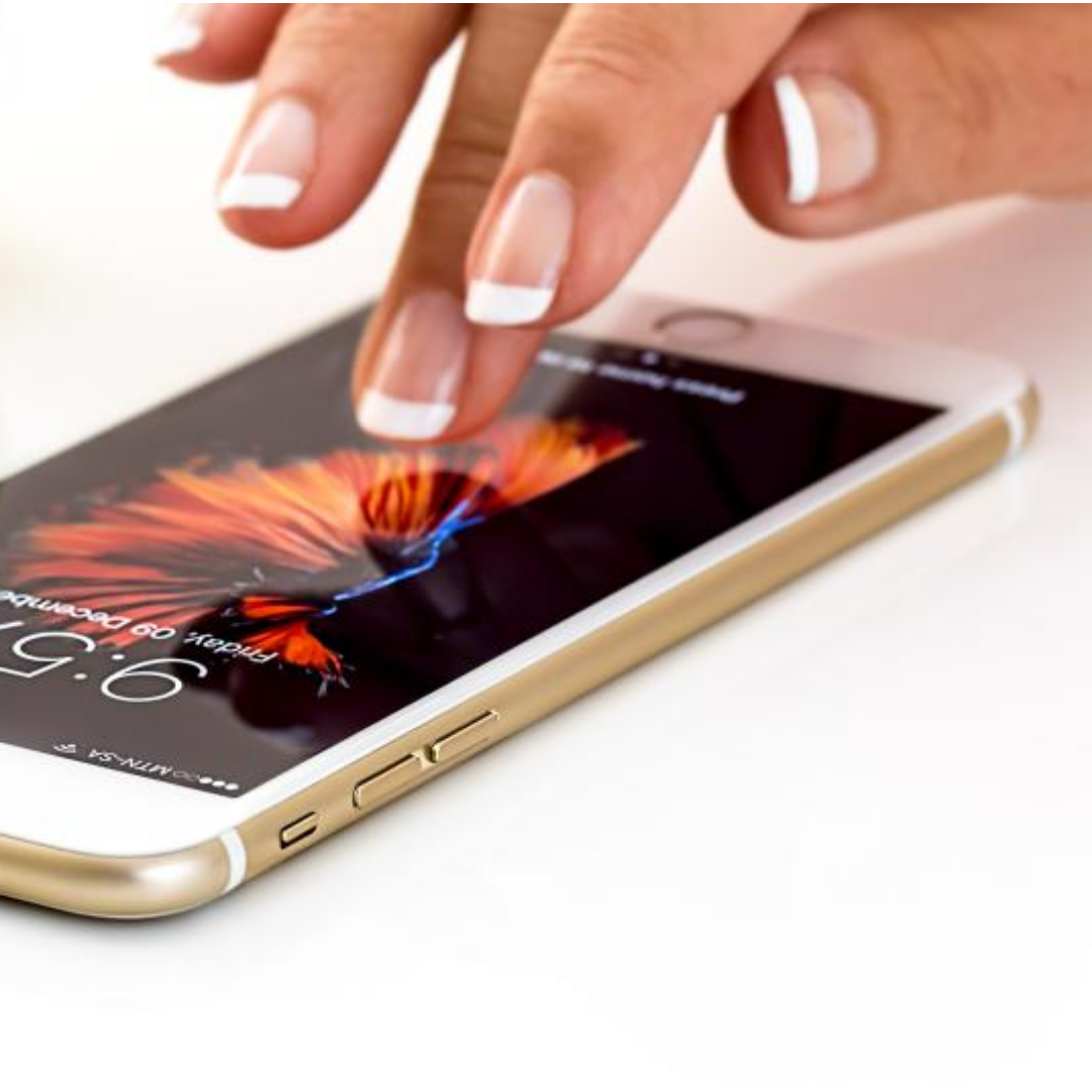 한 여성이 아이폰을 터치하고 있다.