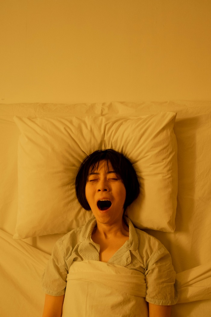 갱년기 야간 발한과 열감으로 잠에서 깨는 중년 여성