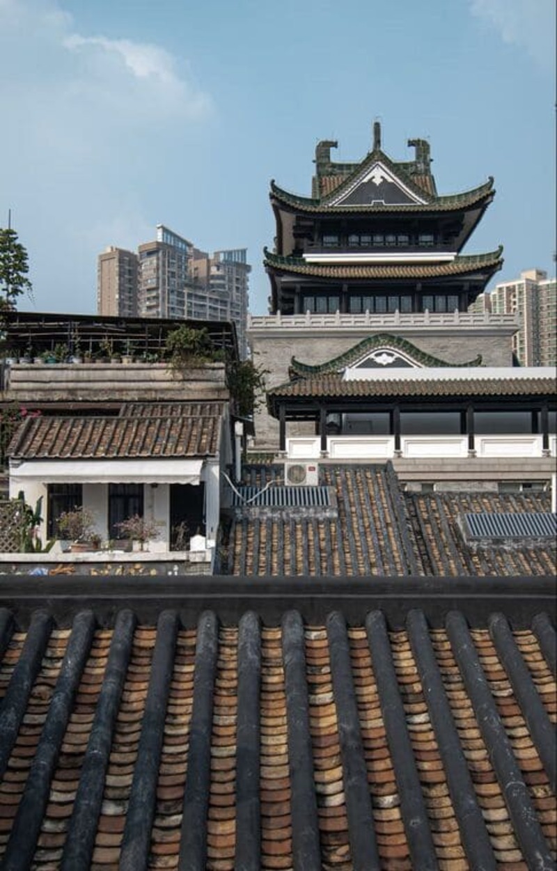 기와지붕이 이어진 전통 건축물과 뒤편의 현대식 아파트가 어우러진 풍경
과거와 현재가 공존하는 광저우 도심의 독특한 경관