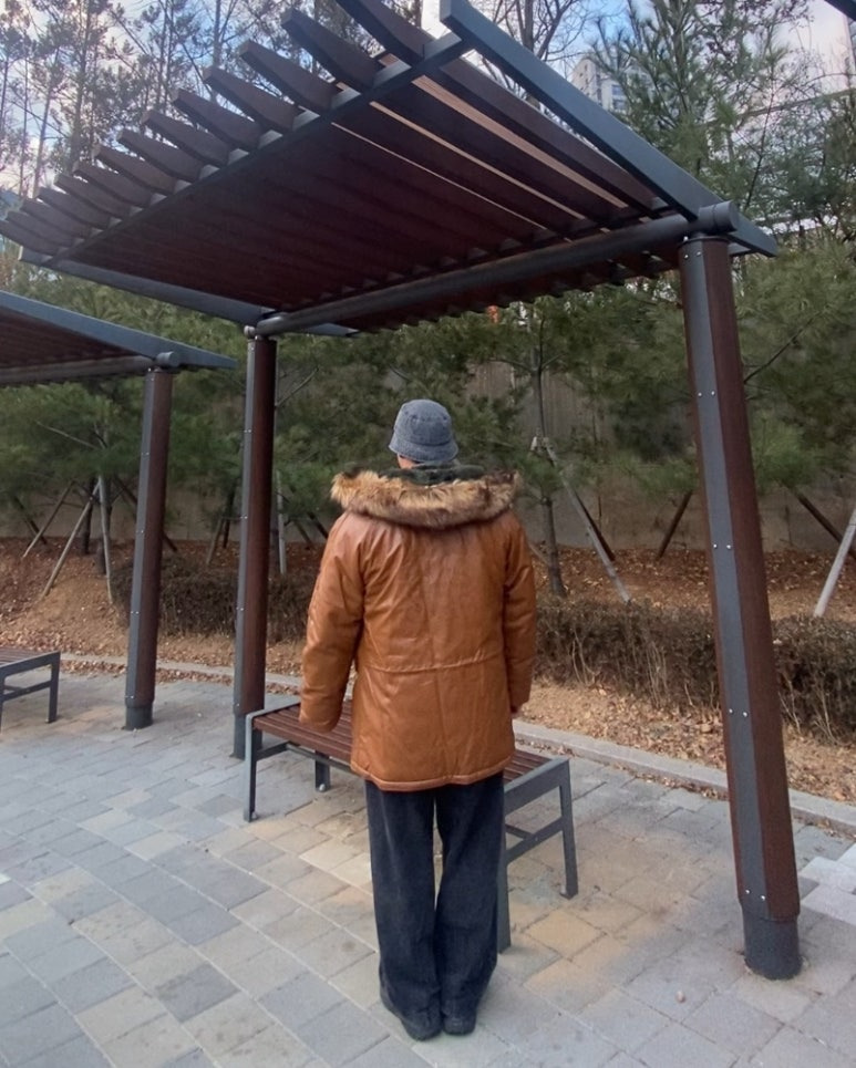 데일리룩('26.1.6.)루오에스펙 워싱 버킷햇 벙거지, 예스아이씨 알파인더스트리 N-3B 파카 점퍼, 소버먼트 맨투맨, 무신사스탠다드 벌룬 팬츠, 뉴발란스 410V5 트레일 블랙