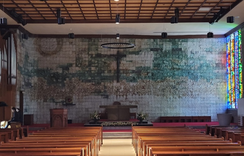 혜화동성당 성전 안 십자고상, 제대, 제단