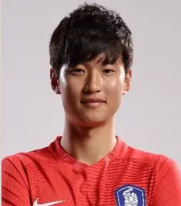 태국전-
회색바탕 붉은유니폼을 입은 김진수 선수가 정면을 바라보며 미소짓는 모습