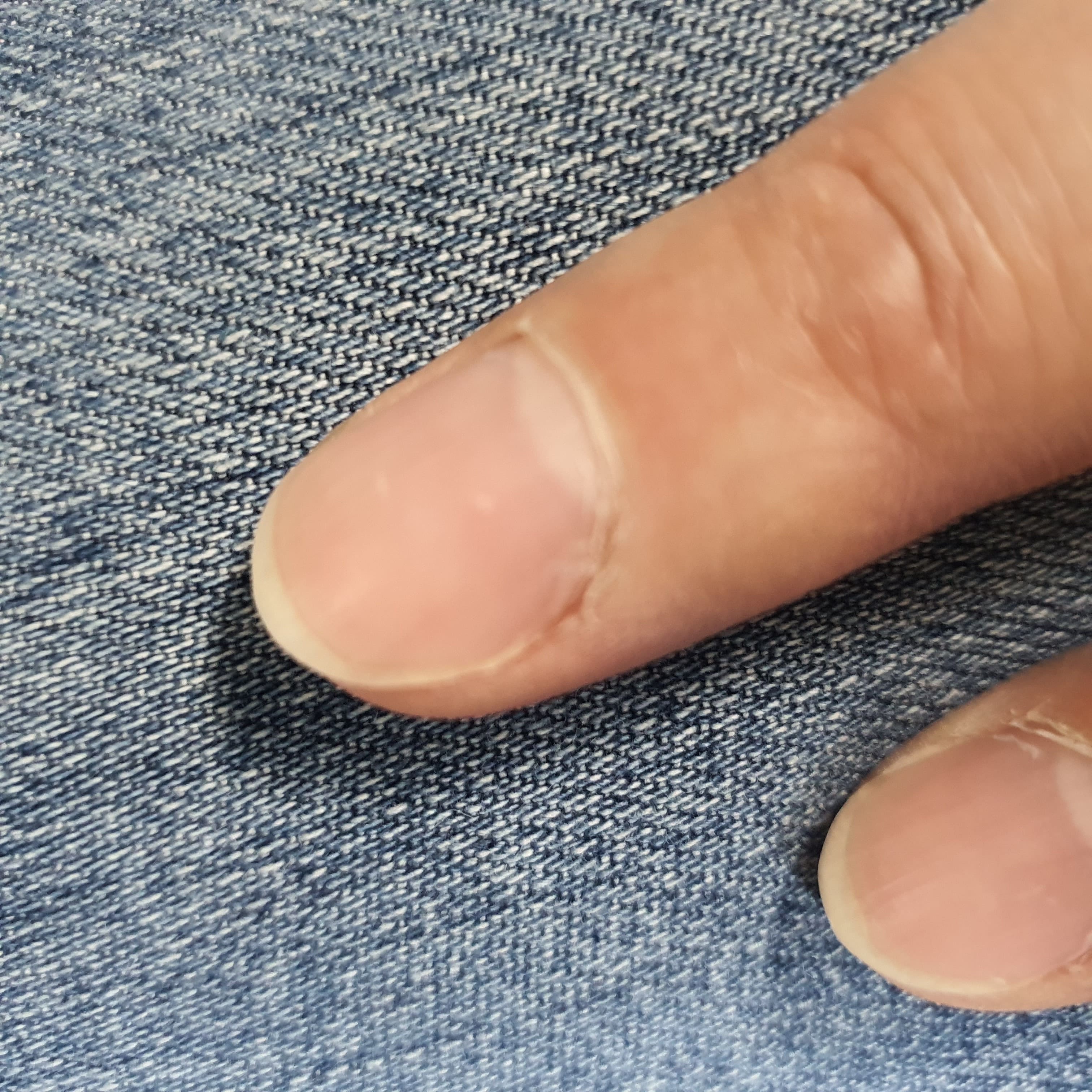 청바지위에-올려진-손